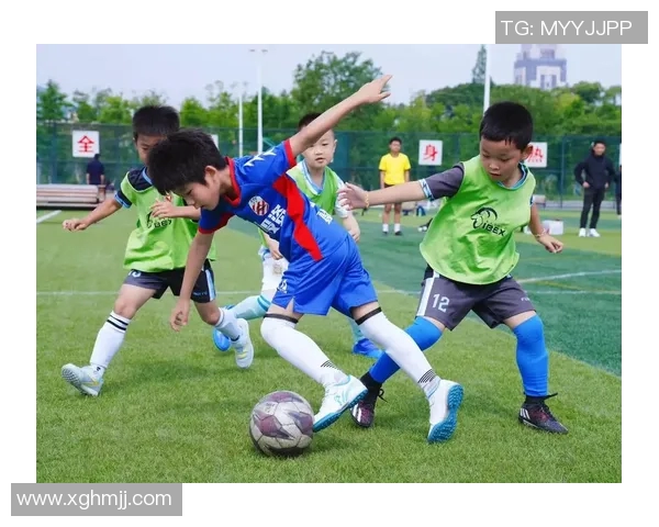 在绿茵场上许下爱的诺言足球场求婚感动瞬间回顾